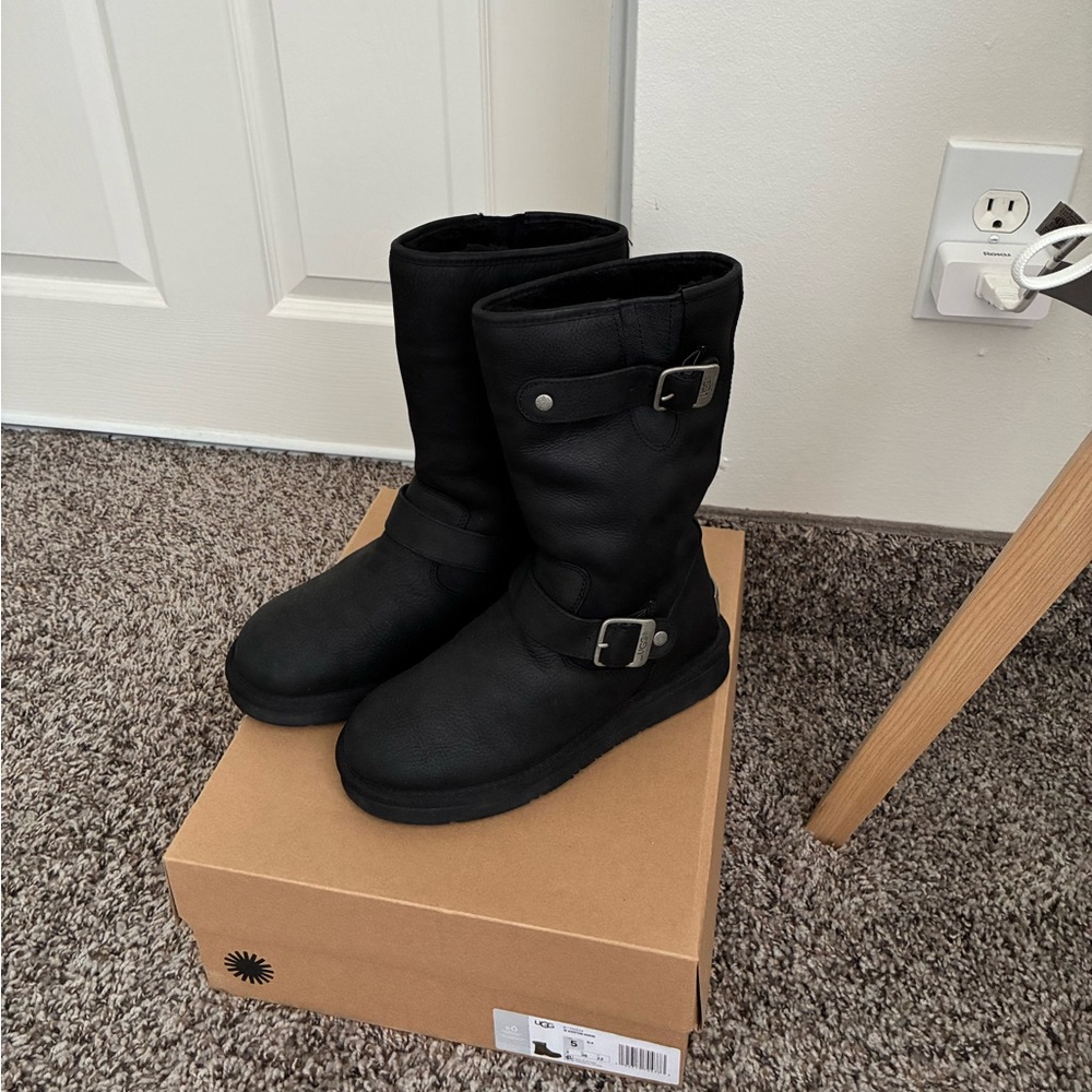 NWOT UGG Australia Sutter Boot MOTO BIKER WATER RESIST SUEDE BLACK SIZE 5